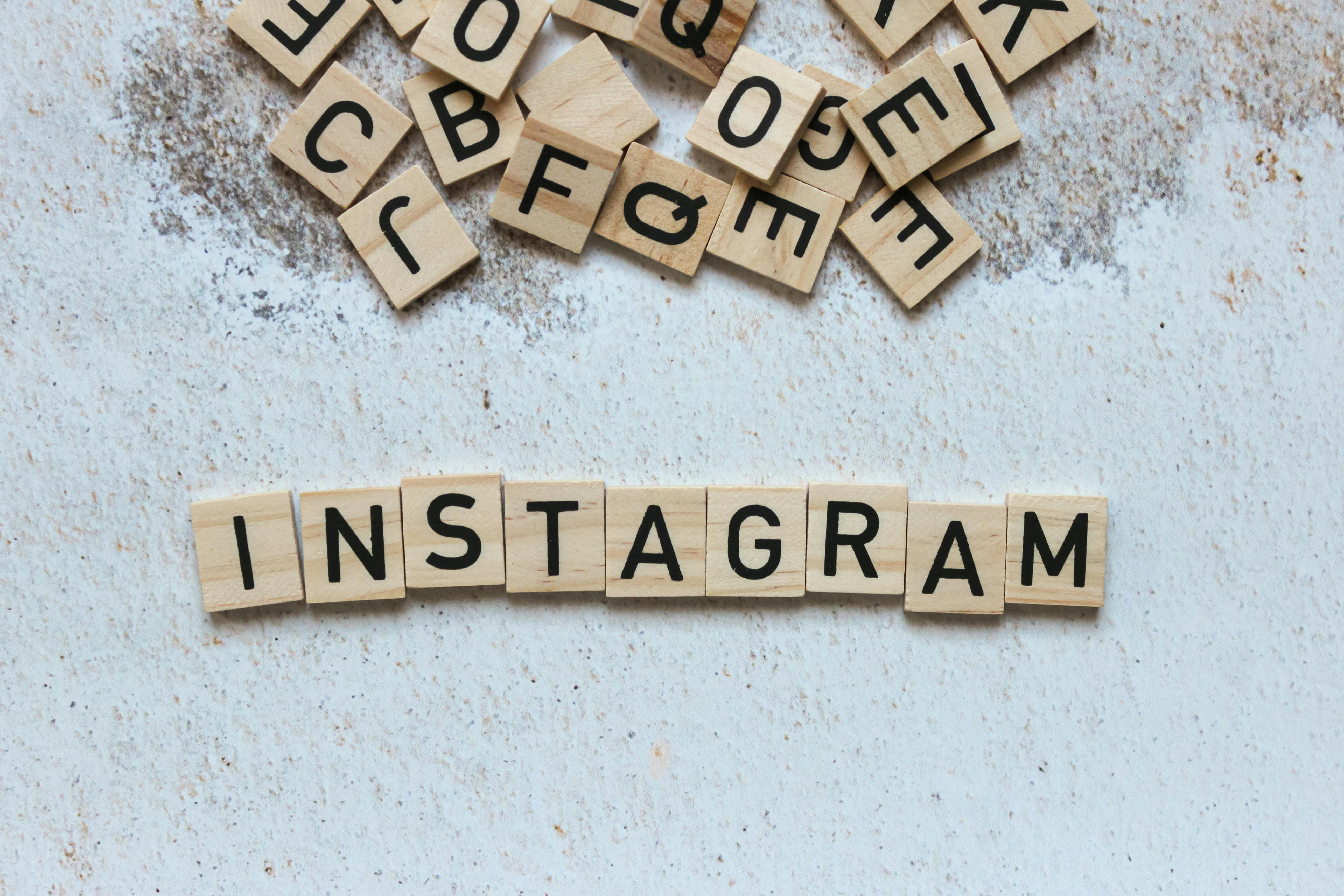 A comparative chart showing character limits for Twitter, Instagram (caption), and LinkedIn with optimal ranges highlighted.